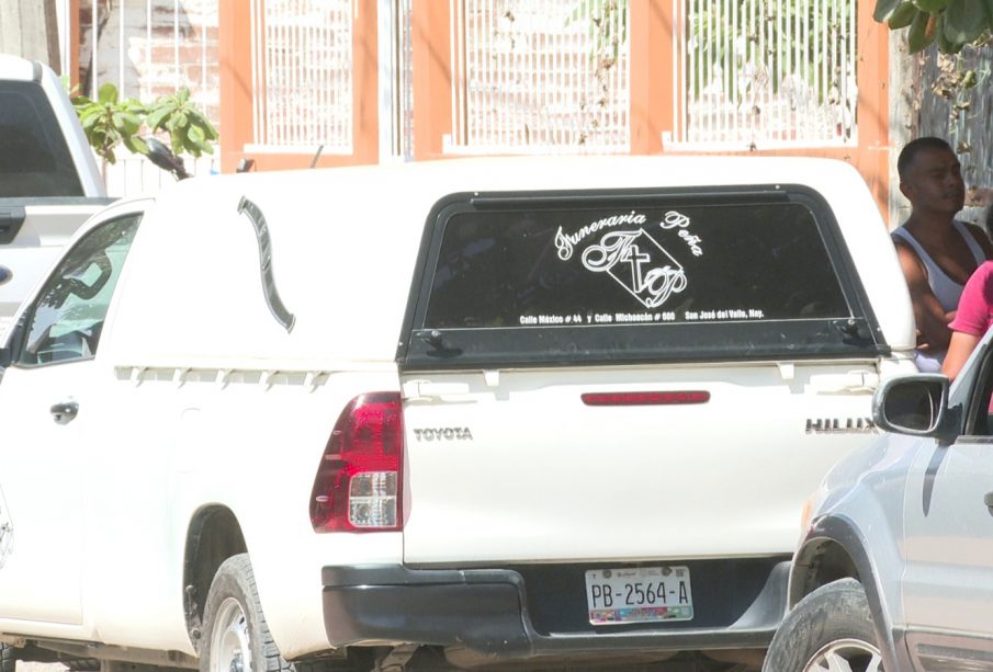 Camioneta de servicios funerarios en San Juan de Abajo