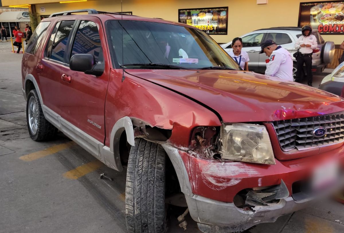 Camioneta roja impactada