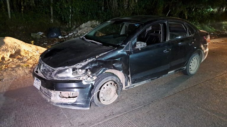 Carro impactado por motocicleta