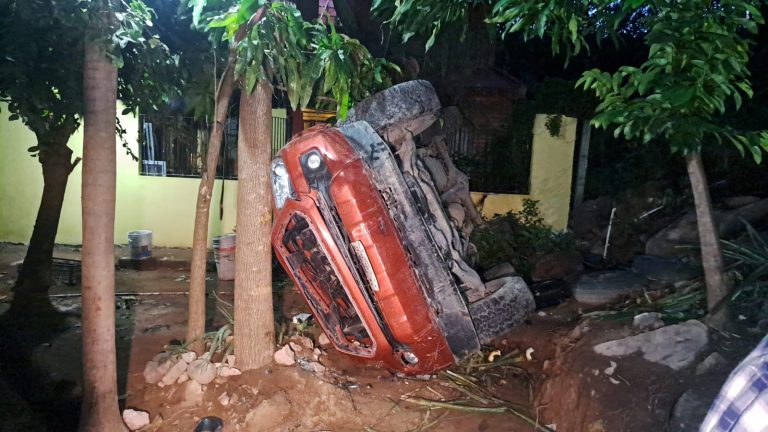 Carro volcado y detenido por árbol