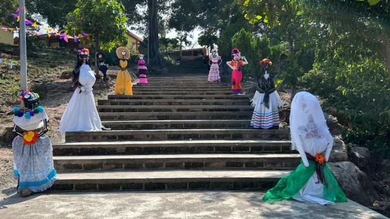 Catrinas colocadas en escalera