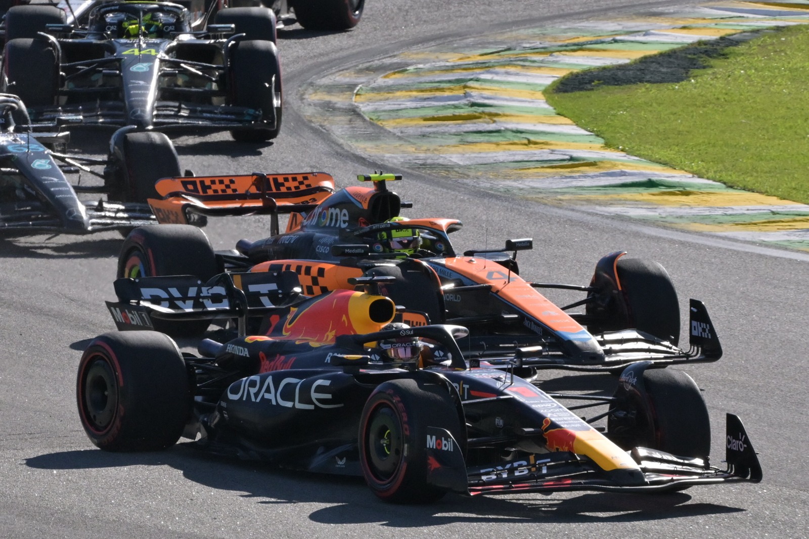 Checo Pérez y Max Verstappen durante el Sprint en Brasil