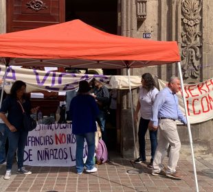 Debidoa al falta de atención en caso de violencia contra mujeres, clausuran simbólicamente el Tribunal de Jalisco