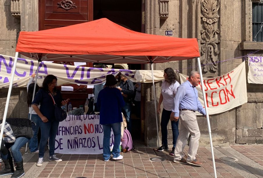 Debidoa al falta de atención en caso de violencia contra mujeres, clausuran simbólicamente el Tribunal de Jalisco