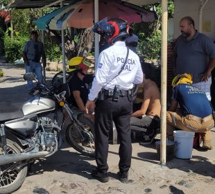 Elementos de bomberos atendiendo a un motociclista que se lesionó por huir