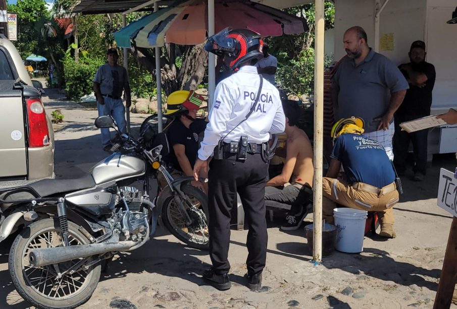 Elementos de bomberos atendiendo a un motociclista que se lesionó por huir