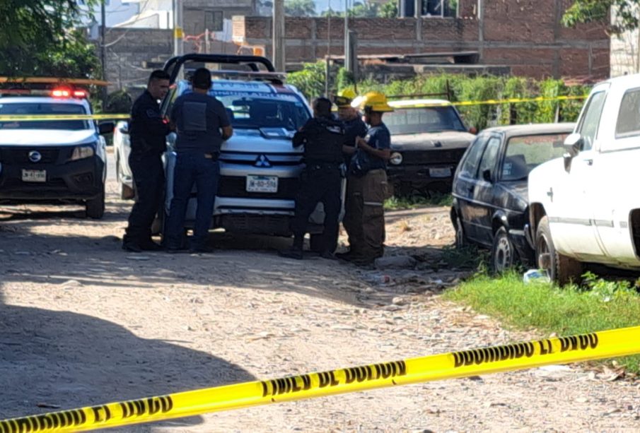 Elementos de seguridad en sitio cercado por fallecimiento de persona