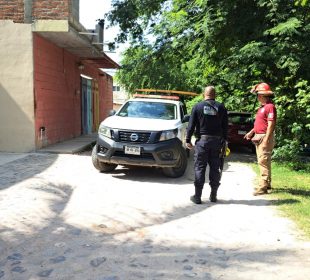 Elementos de seguridad y emergencia fuera de cuartos de renta donde localizaron hombre sin vida