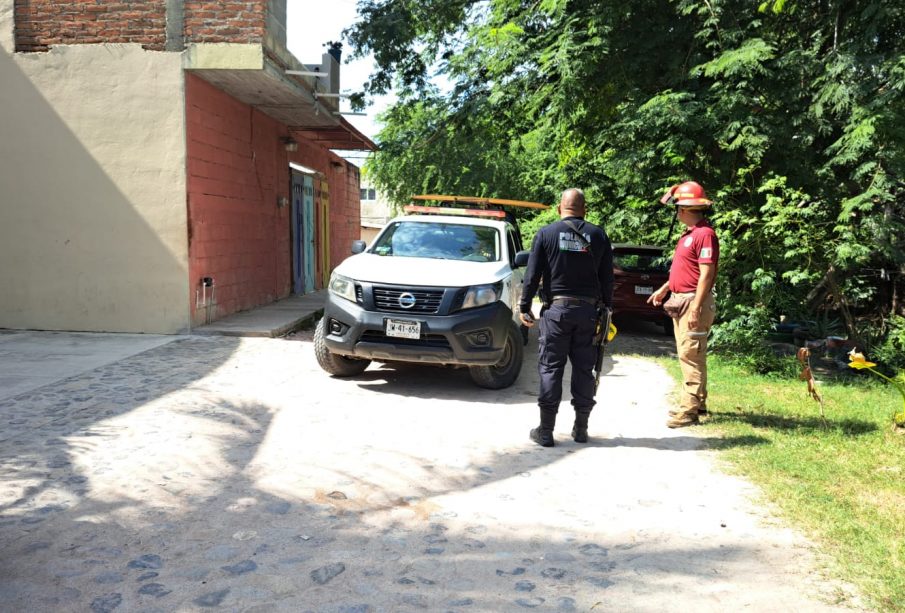 Elementos de seguridad y emergencia fuera de cuartos de renta donde localizaron hombre sin vida