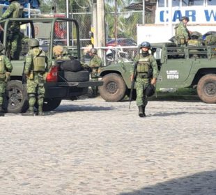 Elementos del Ejército en gasolinera