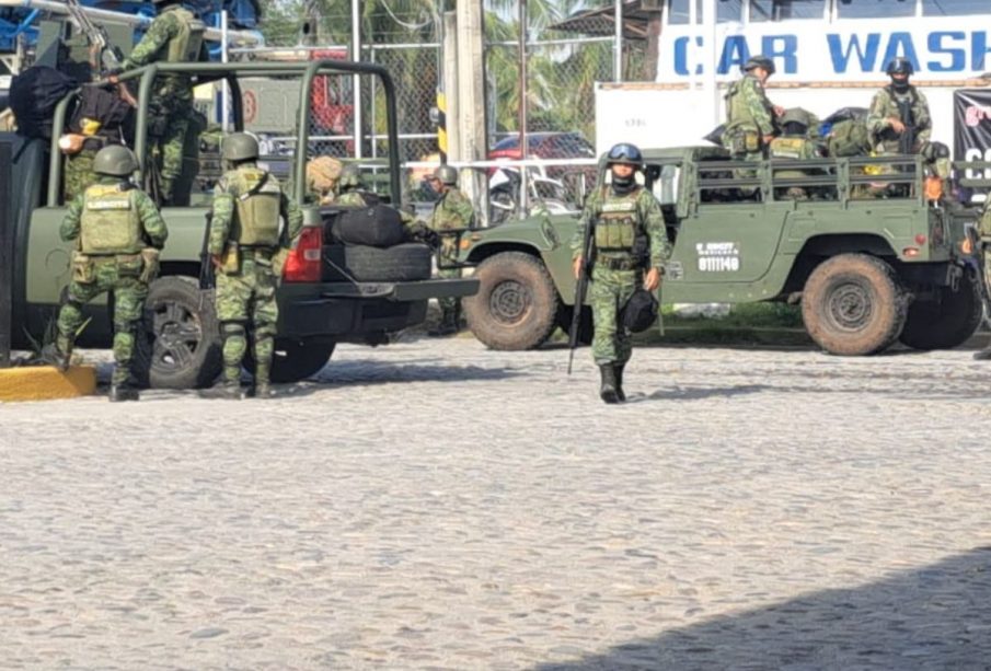 Elementos del Ejército en gasolinera