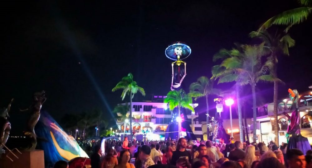 Encienden catrina monumental en el malecón