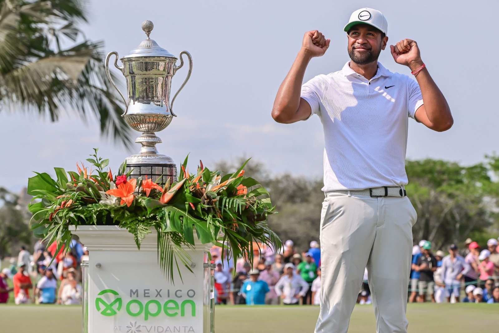 Golfista con trofeo