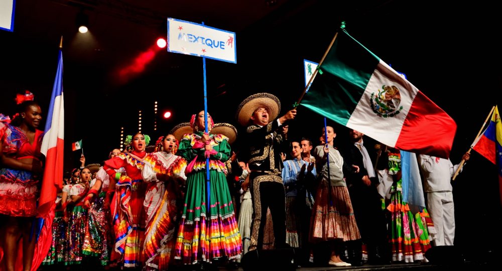 Grupo Folclórico Vallarta Azteca con bandera