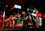 Grupo Folclórico Vallarta Azteca con bandera