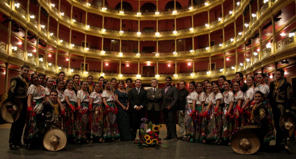 Grupo Folclórico Vallarta Azteca en teatro