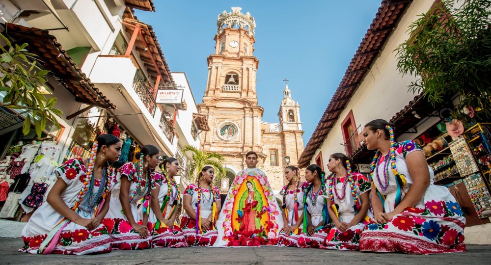 Grupo Folclórico Vallarta Azteca frente a iglesia