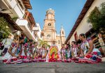 Grupo Folclórico Vallarta Azteca frente a iglesia