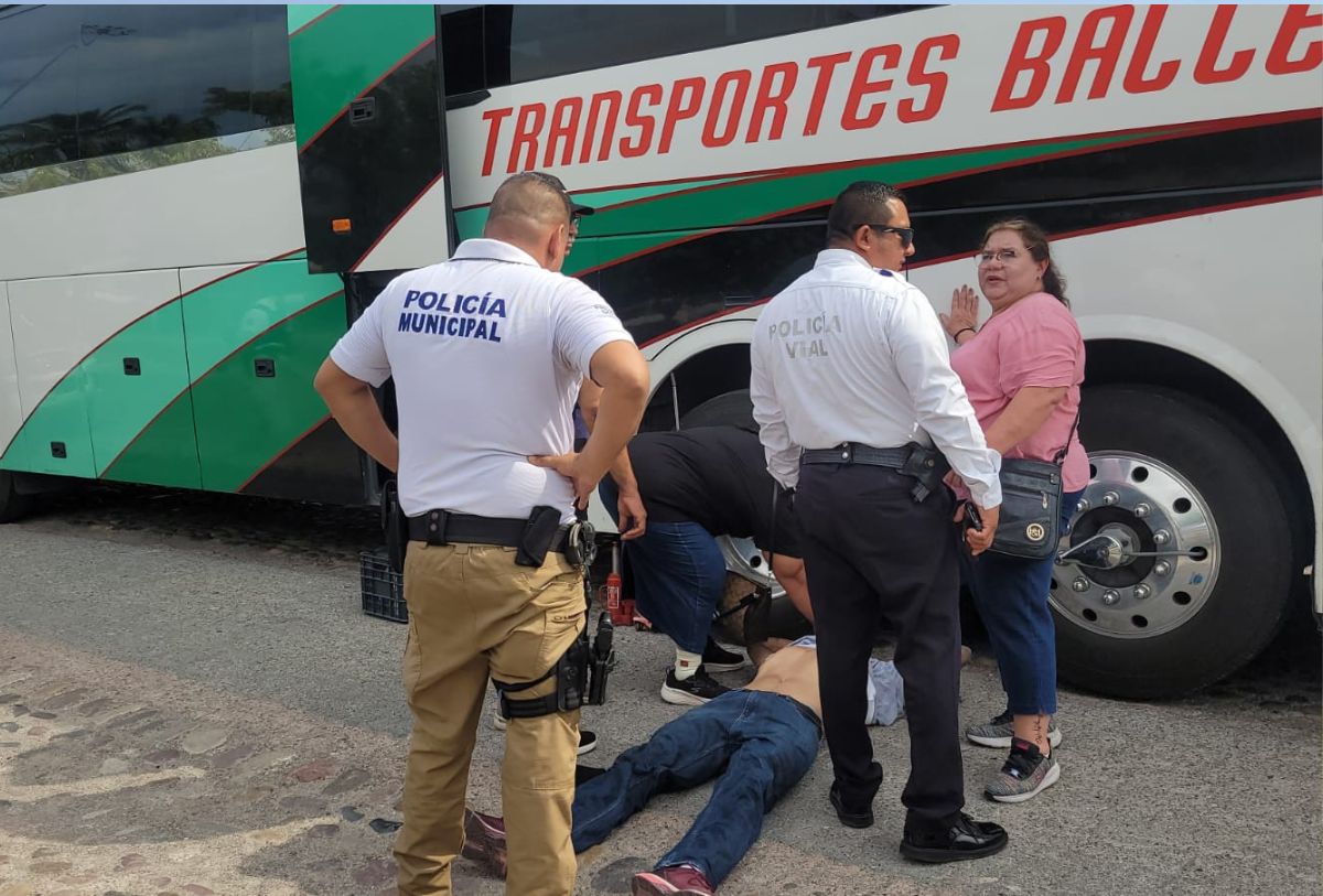 Hombre tirado en el suelo aplastado por un camión