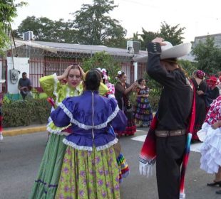 Hombres y mujeres con trajes tradicionales