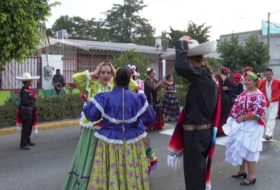 Hombres y mujeres con trajes tradicionales