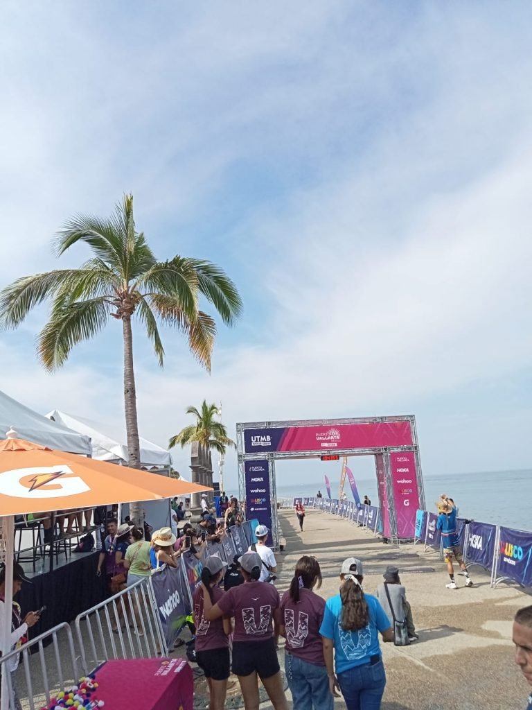 Malecón recibiendo a atletas