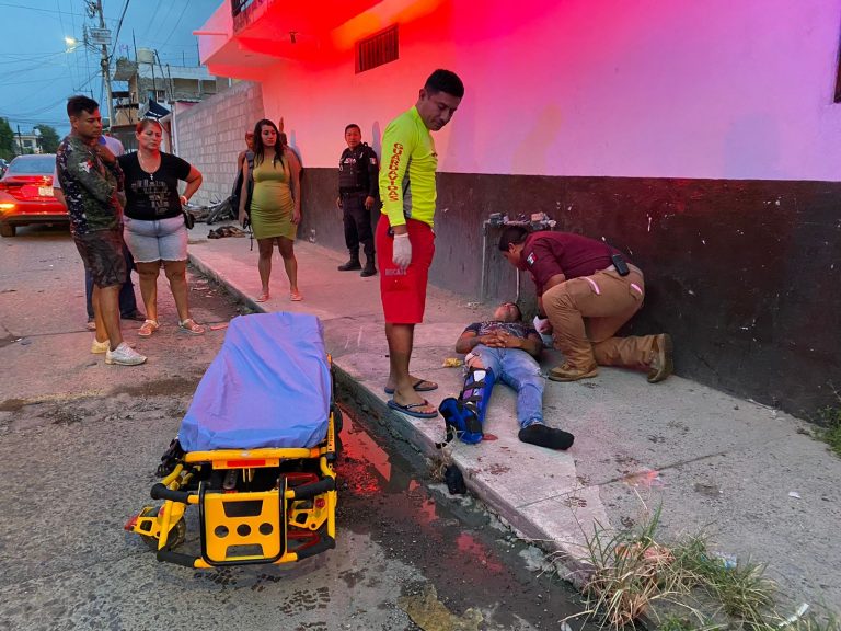 Joven lesionado en la banqueta y recibiendo atención médica