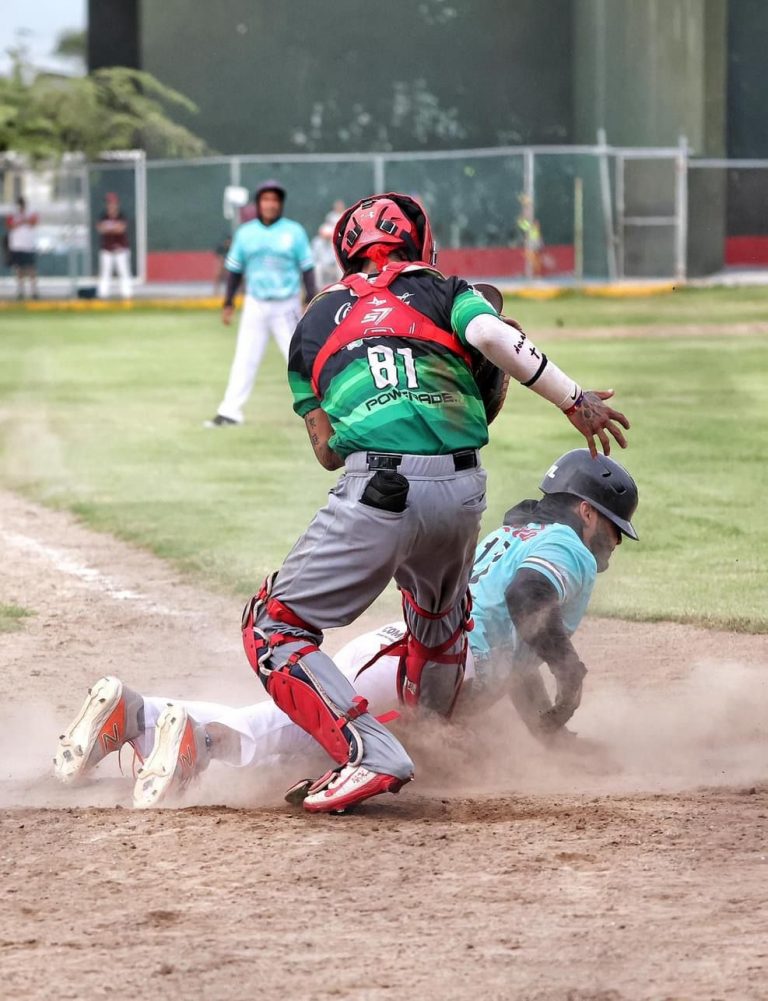 Jugadores de beisbol en jugada