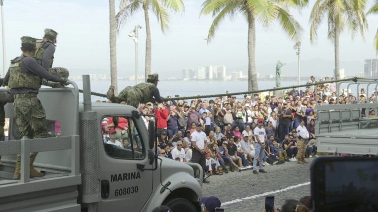 Marinos desfilando