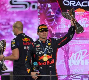 Max Verstappen sosteniendo premio