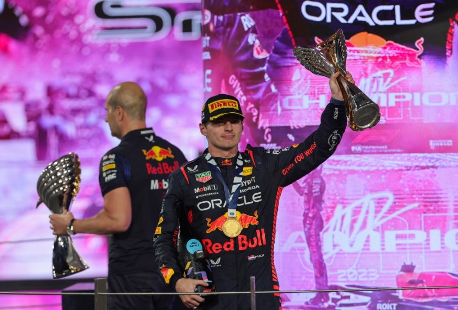 Max Verstappen sosteniendo premio