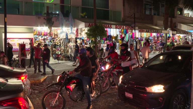 Motociclistas en centro de Vallarta