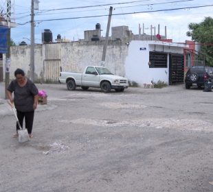 Mujer tapando bache