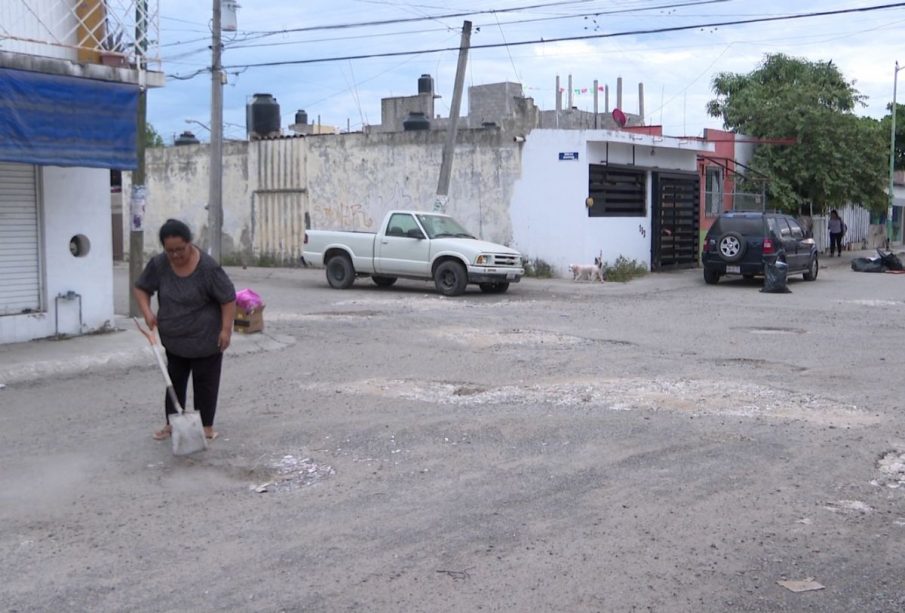 Mujer tapando bache