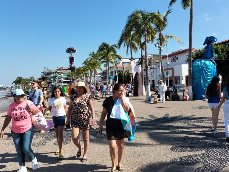 Mujeres paseando en malecón