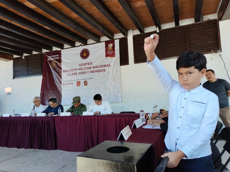 Niño sacando pelotitas para asignación del servicio militar