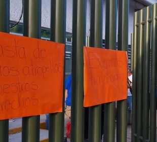 Pancartas en entrada de hospital del IMSS bloqueado por trabajadores