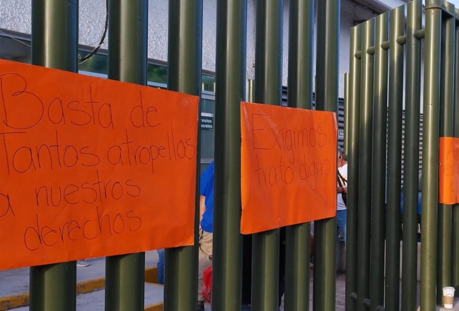 Pancartas en entrada de hospital del IMSS bloqueado por trabajadores
