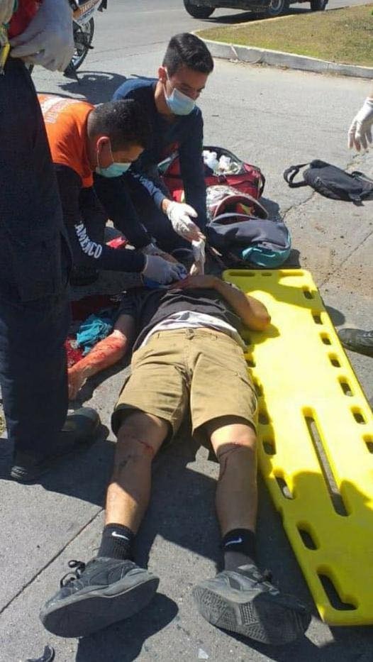 Paramédicos atendiendo a lesionado tirado en la calle