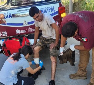 Paramédicos atendiendo un hombre que fue golpeado