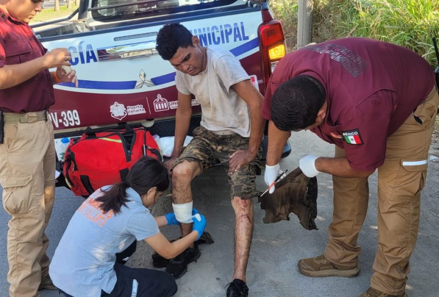 Paramédicos atendiendo un hombre que fue golpeado