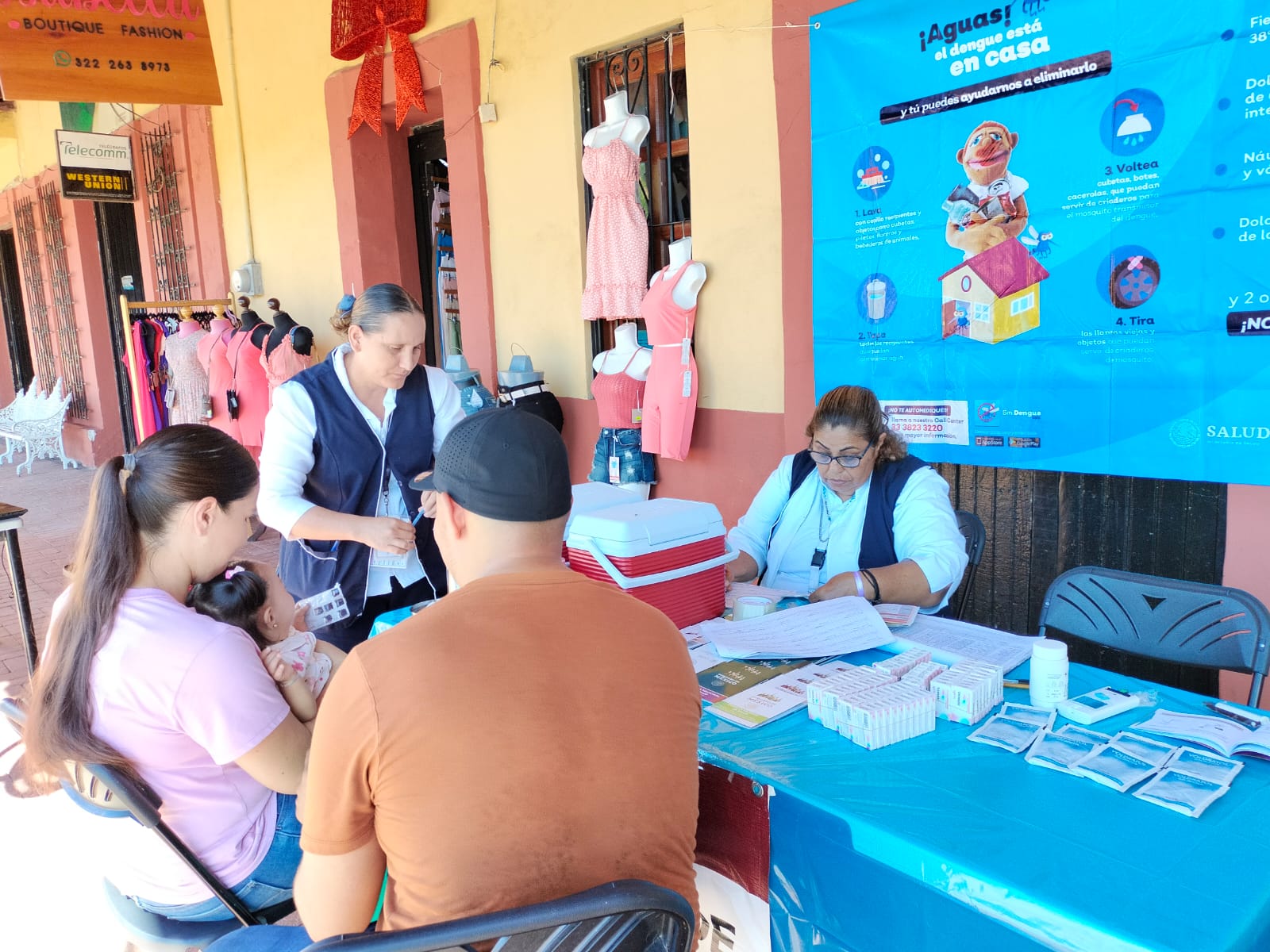 Pareja en módulo de Feria de la Salud en el Tuito