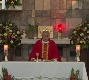 Párroco en misa por Santa Cecilia