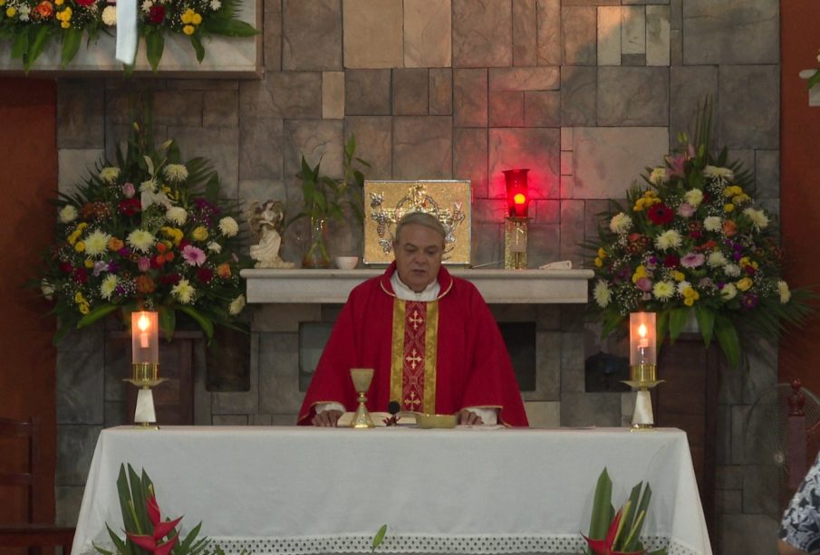 Párroco en misa por Santa Cecilia