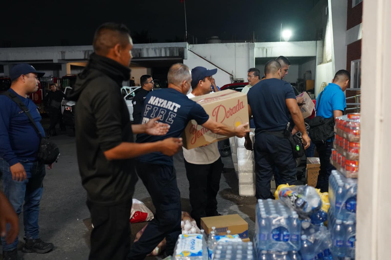 Personas de Nayarit recaudando despensa