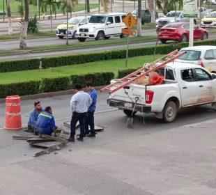 Personal de Telmex reparando registro