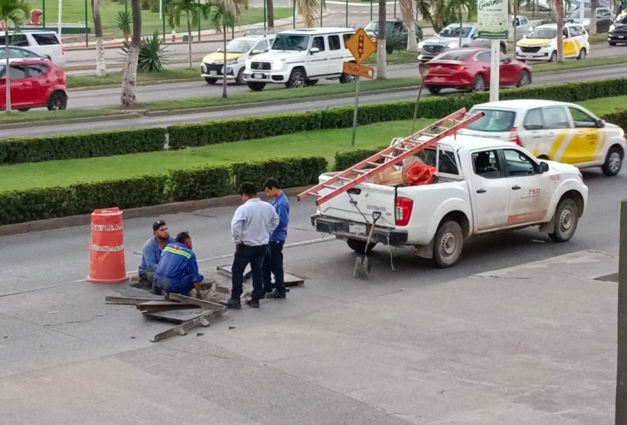 Personal de Telmex reparando registro