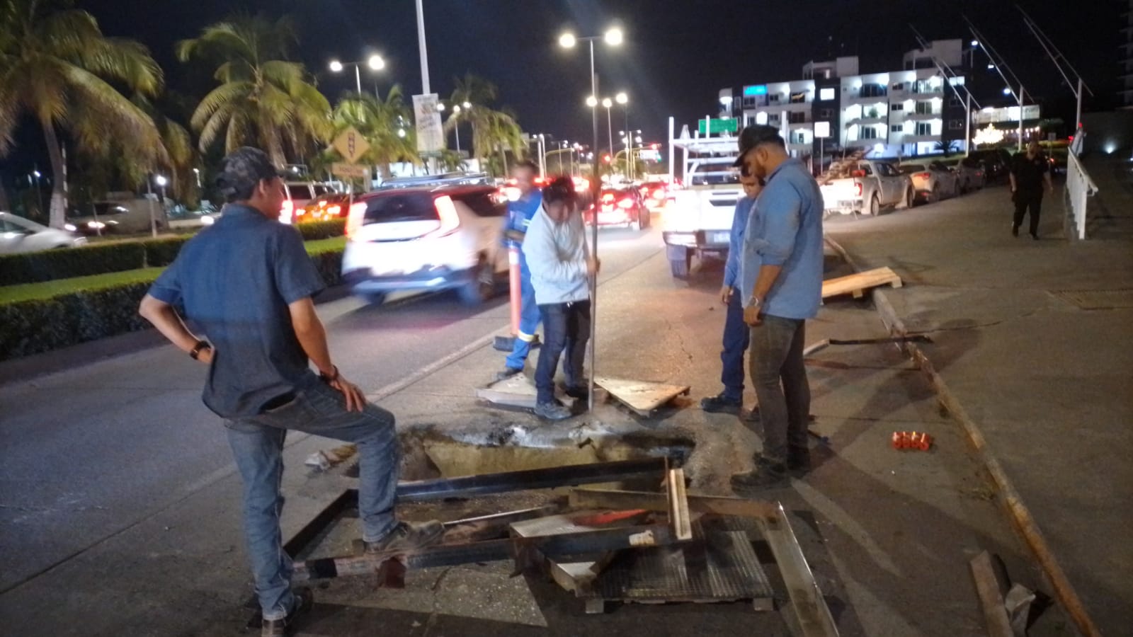 Personal de Telmex reparando registro en Av. Medina Ascencio