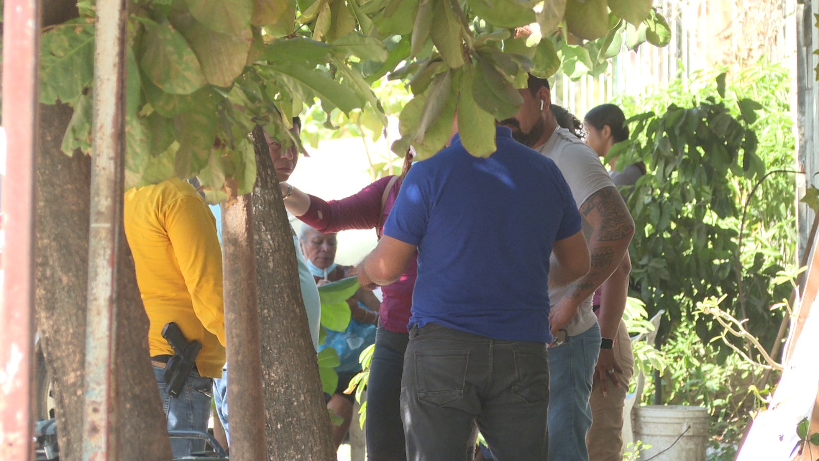 Personas afuera de domicilio en San Juan de Abajo