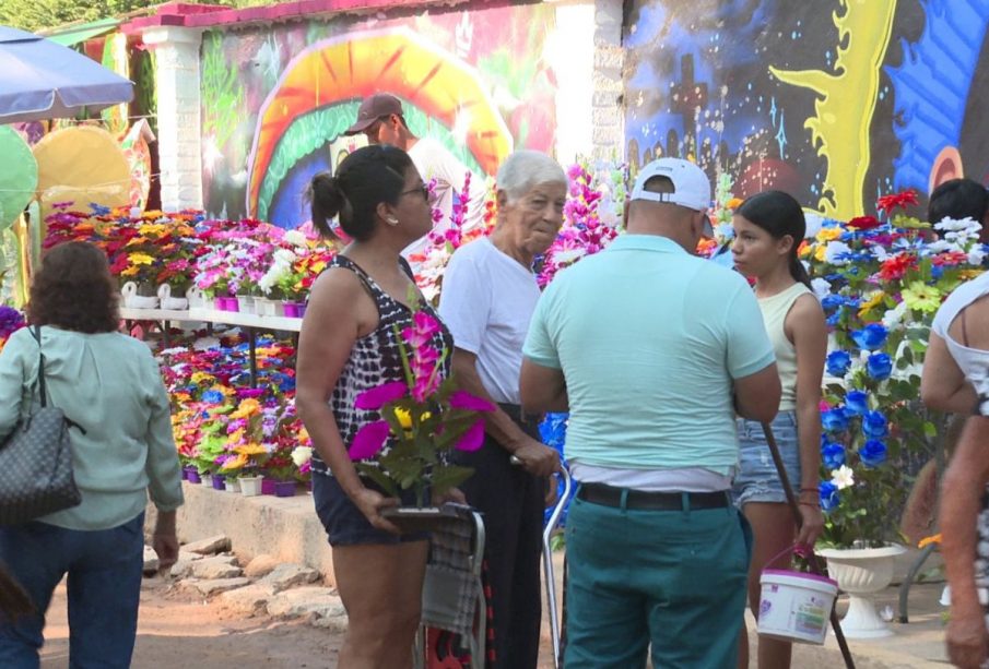 Personas afuera del panteón